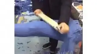 Как делают затёртости на джинсах