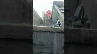 Tasya main hujan hujanan diatas genteng