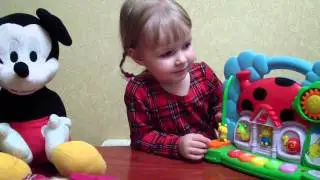 Микки Маус с Лизонькой играют музыкальным центром. Mickey Mouse with Lizonka play a music center.