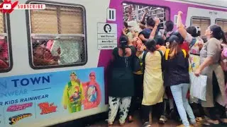 Mumbai local train crowd time me ladies logo me Mara Mari ho gyi | Local train Ladies Fighting video