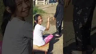 Tasya dan tiara bermain kotak kayu yang ada rodanya