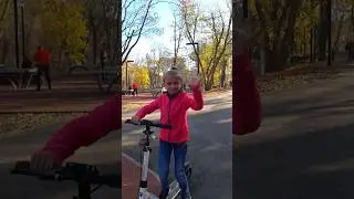 A Walk on a Scooter in the Park🏞 | Video for children😍 