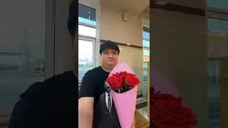 МУЖИК МУЖЧИНА С БУКЕТОМ ЦВЕТОВ НА Ж.Д ВОКЗАЛЕ 2024