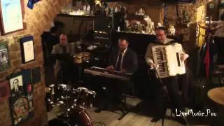 Армянский музыкант в Москве, Аккордеонист Артём Арутюнян, трио 