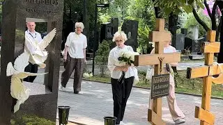 Вера Алентова и Юля Меньшова с цветами в День памяти на могиле отца / Новодевичье кладбище 5.07.2024