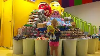 🍭 Cute Kid Learn Colors with Funny Candies in the Huge Candy Store in the Dubai Mall 2018