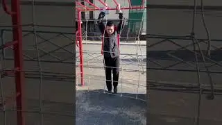 Занимаюсь зарядкой неподетскт на детской площадке 🙏👼 