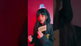 Настя Кош играет в кальмара