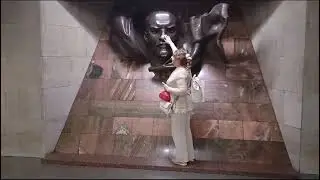 В Беларуси чтут В. И. Ленина. Дотронуться до носа, считается удачей.