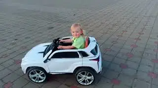 София едет на электромобиле)
