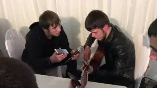 Чеченец играет на гитаре