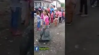 Красиво танцует