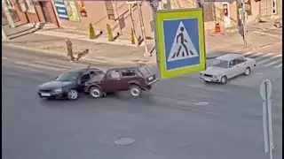 Водитель Нивы протаранил Приору: женщина и её 2-х летний ребёнок пострадали в ДТП в Волгограде