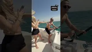 Dubai, UAE 🇦🇪 Выглядывает ее, как будто любимую ждет)