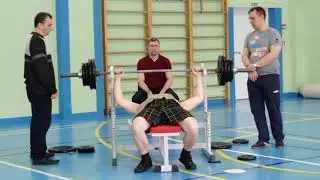 135 кг. Мой товарищ жмёт от груди.