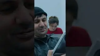 “Хусури ман” Абу IPhone 15 Pro Maх-ро дар гардани язнаш зад😂