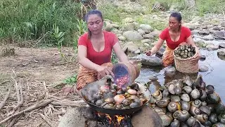 Delicious natural food, easy to find and cook, Snails curry yummy