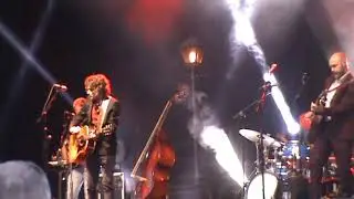 Quique Gonzalez - Se estrechan en el corazon (directo, Mieres 23.06.2021)