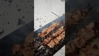 Еда шашлык из мяса свинины 