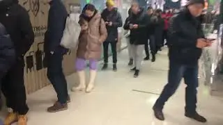 Очередь в банкомат Тинькофф в Москве за долларами 10 марта 2022