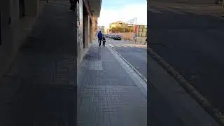 отец испанец и сын идут по улице Барселоны