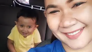 Marco unboxing paket bareng Mama