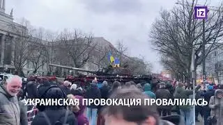 Немцы усыпали подбитый русский танк розами