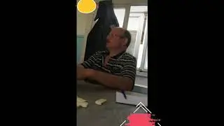 Мужик гоняет несуществующих мух