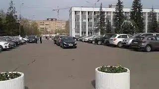 Ленивые чиновники превратили, прогулочную зону в парковку!