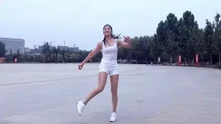 Сестренка в белых шортах танцует шафл на площади 