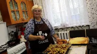 Сочные отбивные из куриной грудки. Мелкая картошка запечённая в духовке это просто объедение.