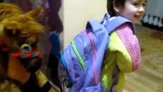 Пора идти в школу. Малыш идет в школу It's time to go to school. The kid goes to school