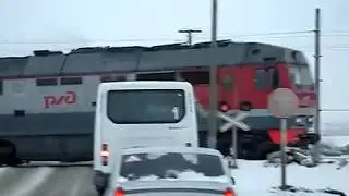Проезд поезда на ЖД переезде
