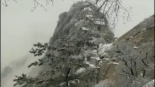 Tourists witness picturesque view of Mount Huashan after snow