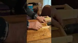 Сверление отверстий в рамке для натяжки проволоки.
