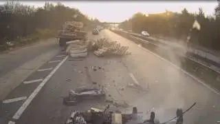 Kleinwagen zerquetscht: LKW fährt ungebremst in Stauende