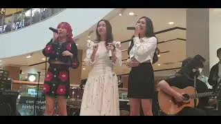 นี่ๆข้างในเธอมีใครอยู่ไหม - Puimek ft.CinCin Irada & Bell Warisara live @ Central world (18/09/2022)