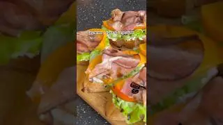 Брускетта с хурмой и прошутто. Быстро , вкусно и без всяких заморочек .