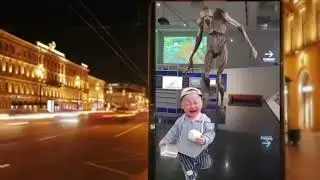 괴물이 나타나서 다가오자 귀여운 아이가 울면서 도망가고 있다