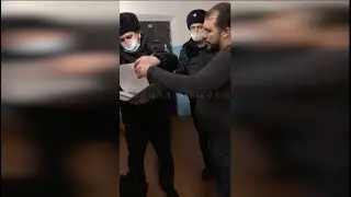Полиция пришла ко мне домой, чтобы составить протокол о нарушении масочного режима.
