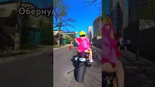 Неудержался и повернулся ПОСМОТРЕТЬ..😅 Когда надела правильное ПЛАТЬЕ😂 