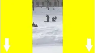 Солдаты чистят снег на плацу