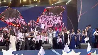Трава у дома