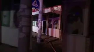 В Алматы открытым пламенем горел торговый комплекс