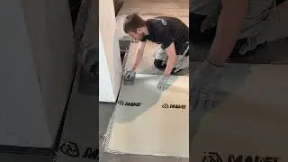 Клеим нетканое полотно на деформационный шов под плитку.