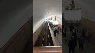 вид сверху прибывания поезда в метро