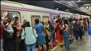 Mumbai local train Rush hours ladies Gents sabhi ko roj asi Fighting karni padti hai || Local train