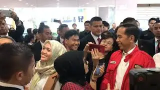 TKW Ini Menangis Ditraktir Jokowi Makan Bebek di Singapura