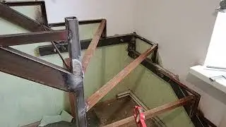 Металокаркас  під дерев'яні сходинки на 2-й поверх.