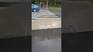 Прорыв на углу перекрестка  улицы Ушинского и Тимуровской.